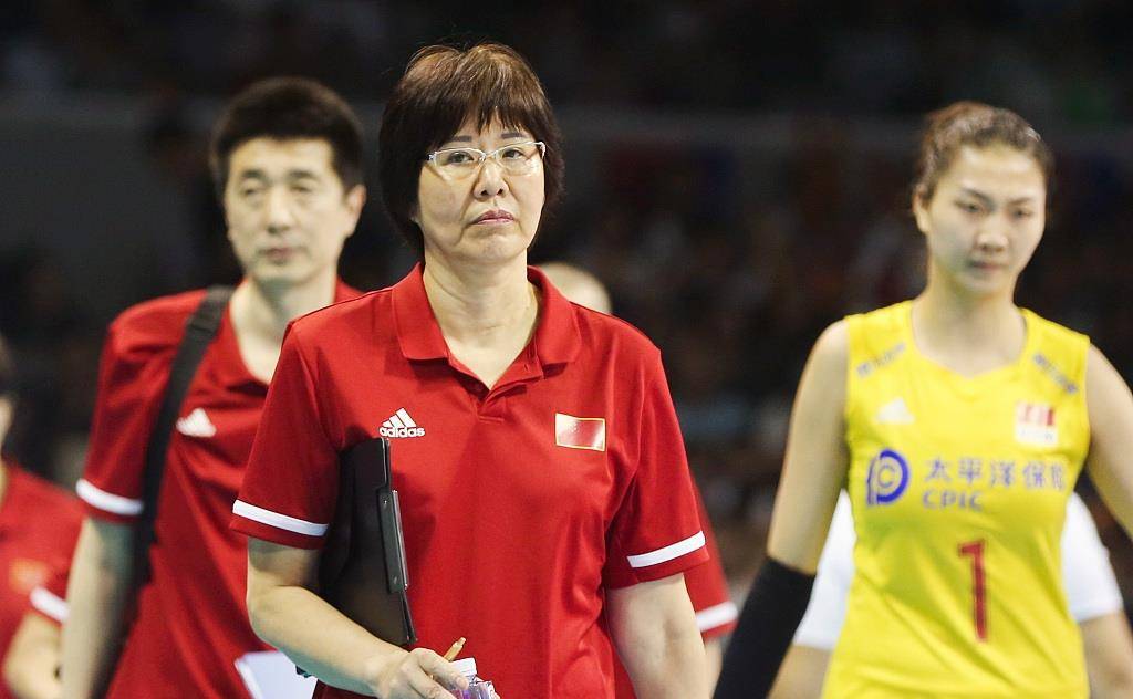 除了舆论的困扰和执教国外队伍的谨慎态度,郎平的年龄也是一个需要