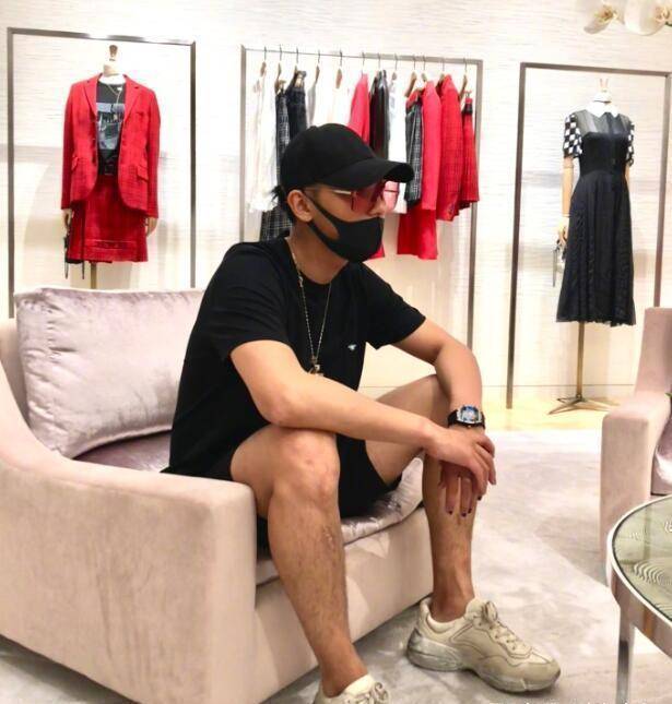 25岁黄子韬晒素颜!一改奶油小生形象,尽显男人本色_一身_肤色_时尚