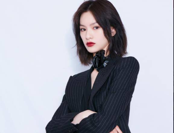 这也是许多小花旦都不具备的;最后邱天的个人魅力也非常强,作为演员来