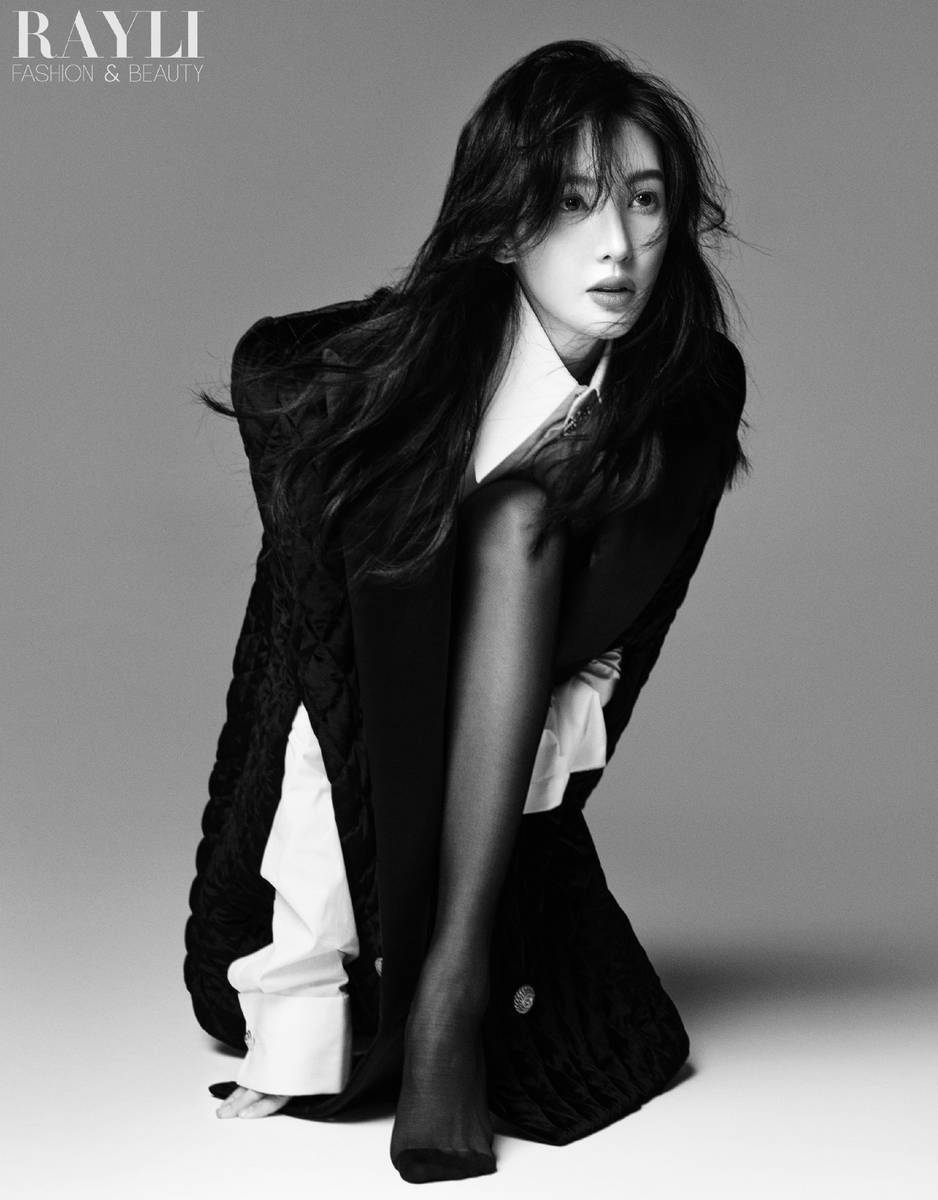 金晨身穿抹胸皮裤飒爽干练 率性松弛矜贵复古_大片_照片_魅力