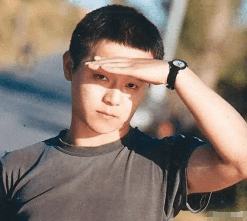 51岁窦唯现身快餐店,剃发刮胡子帅气重现,一听手机点餐选择放弃_网友