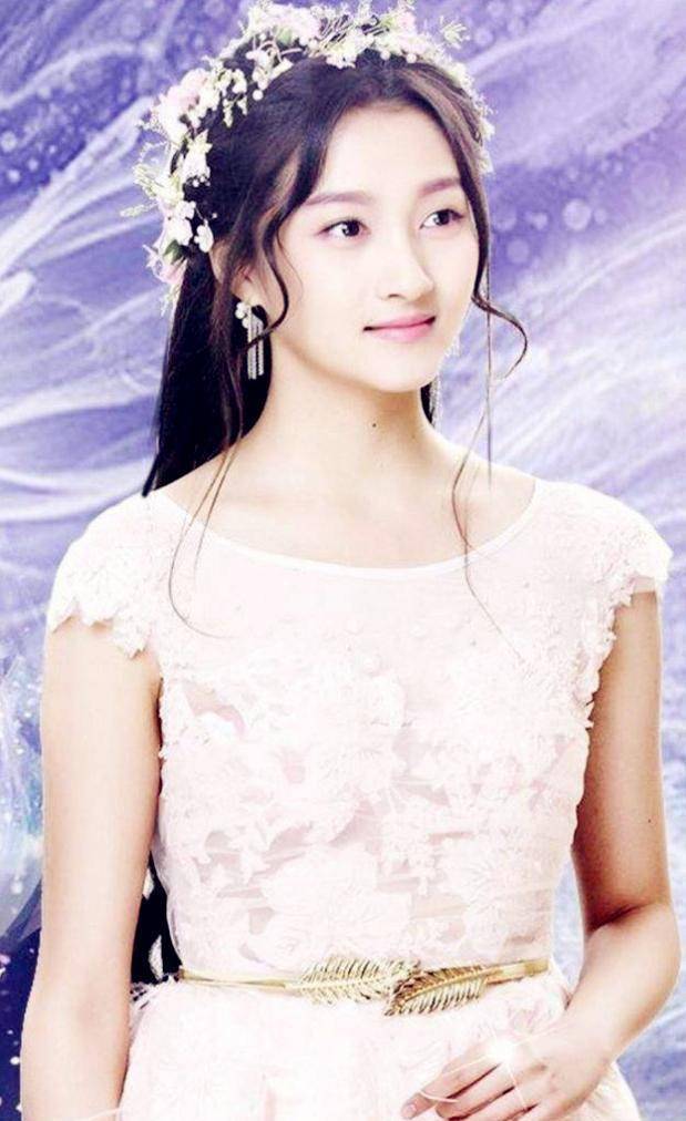 关晓彤挑战大胆风格罕见秀性感,蚂蚁腰抢镜彻底摆脱土气_造型_鹿晗