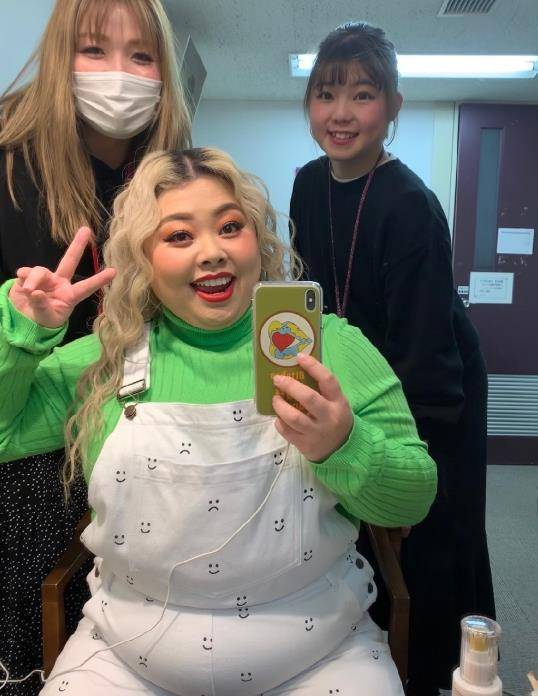 一头黄色爆炸卷发,渡边直美的脸确实很标志,如果她瘦下来也一定是个大