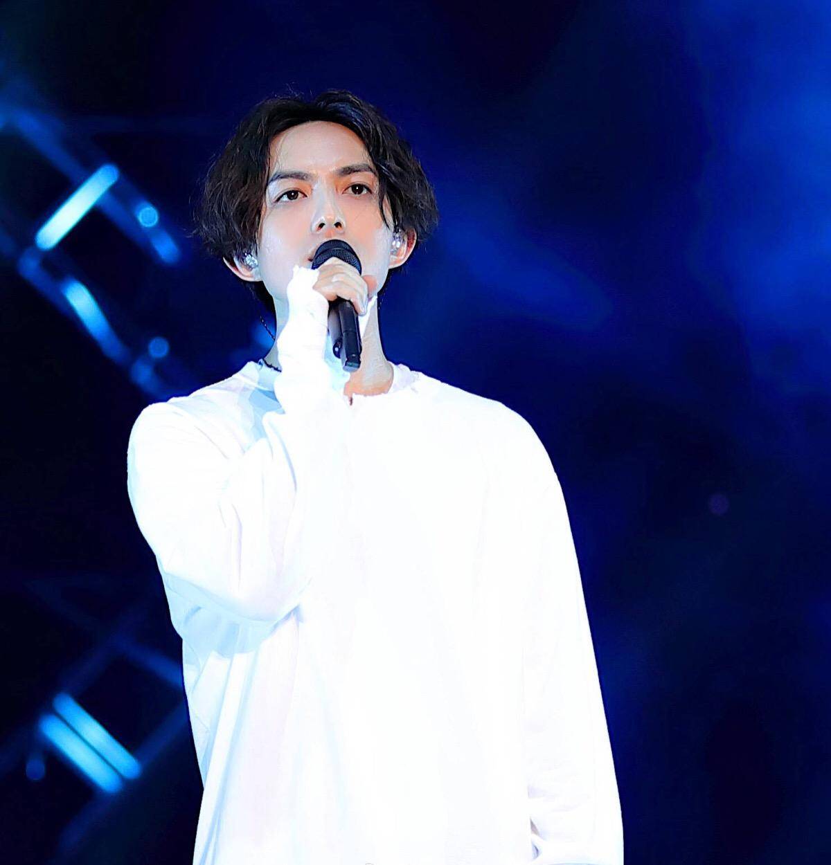 林宥嘉1岁女儿正脸罕曝光,太像爸爸,一家四口合体生日会超豪华_照片