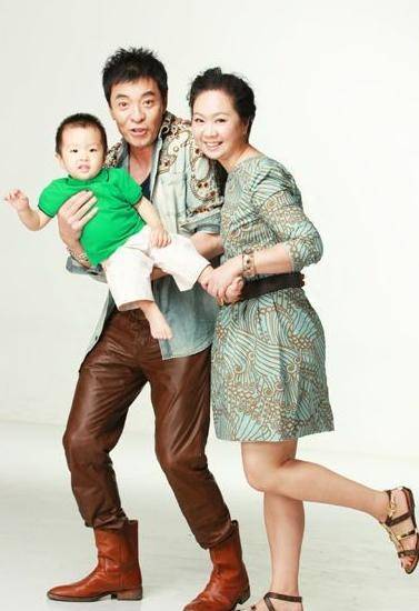 曾与何晴相恋,甩小24岁杨若兮,闪婚化妆师,刘威有怎样的魅力?