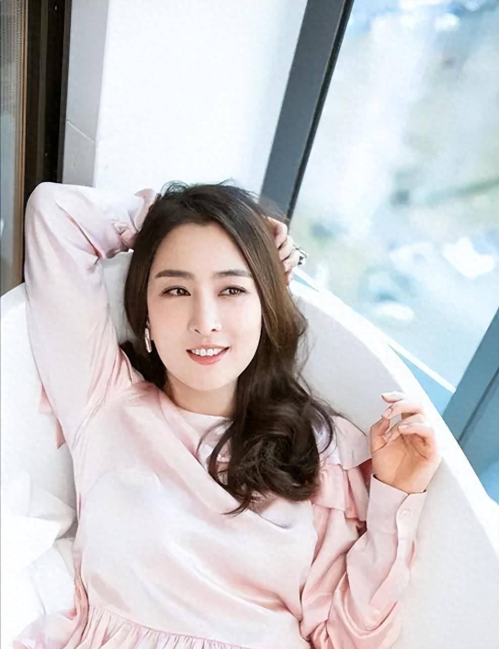 然而,正当马苏的朋友和富豪的男朋友过着幸福的生活时,马苏却不满意.