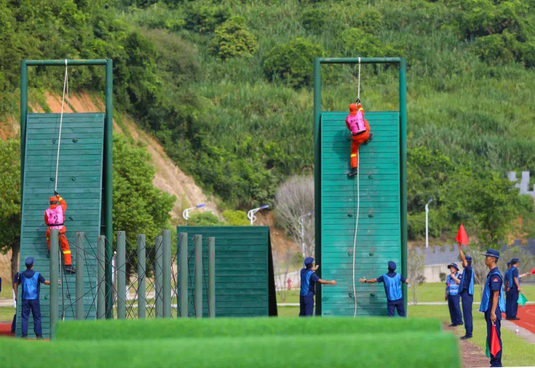 骄阳似火,在福建省森林消防总队2023年"火焰蓝"比武200米灭火障碍的