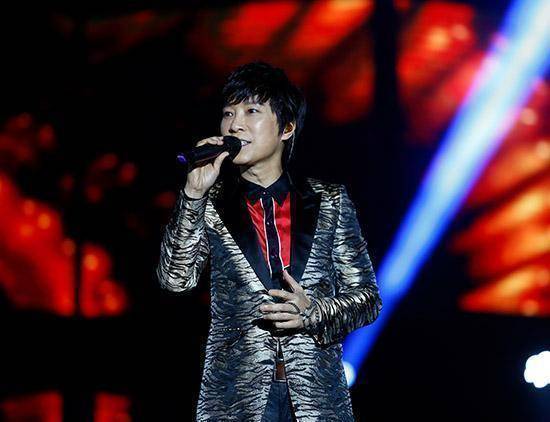 还记得唱《九百九十九朵玫瑰》的邰正宵吗?