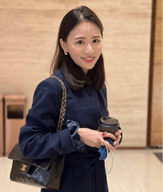 据了解,赵慧奈毕业于名校香港大学,凭借着容貌秀丽,专业技能强,在毕业