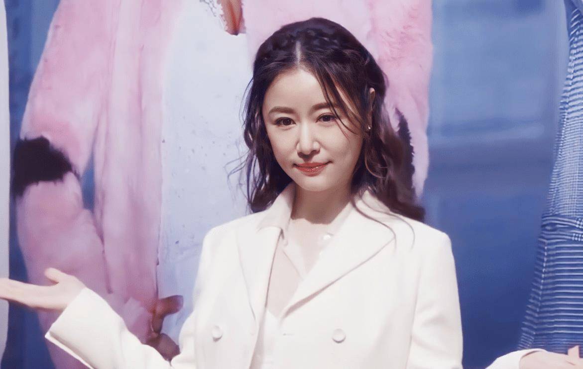 林心如活动生图曝光,素颜皮肤真美,怼脸照能确定是45岁吗_状态_女神