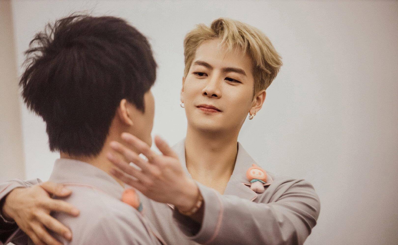 王嘉尔工作室发声:节目录制过程boss有点紧张,做了不正确的示范