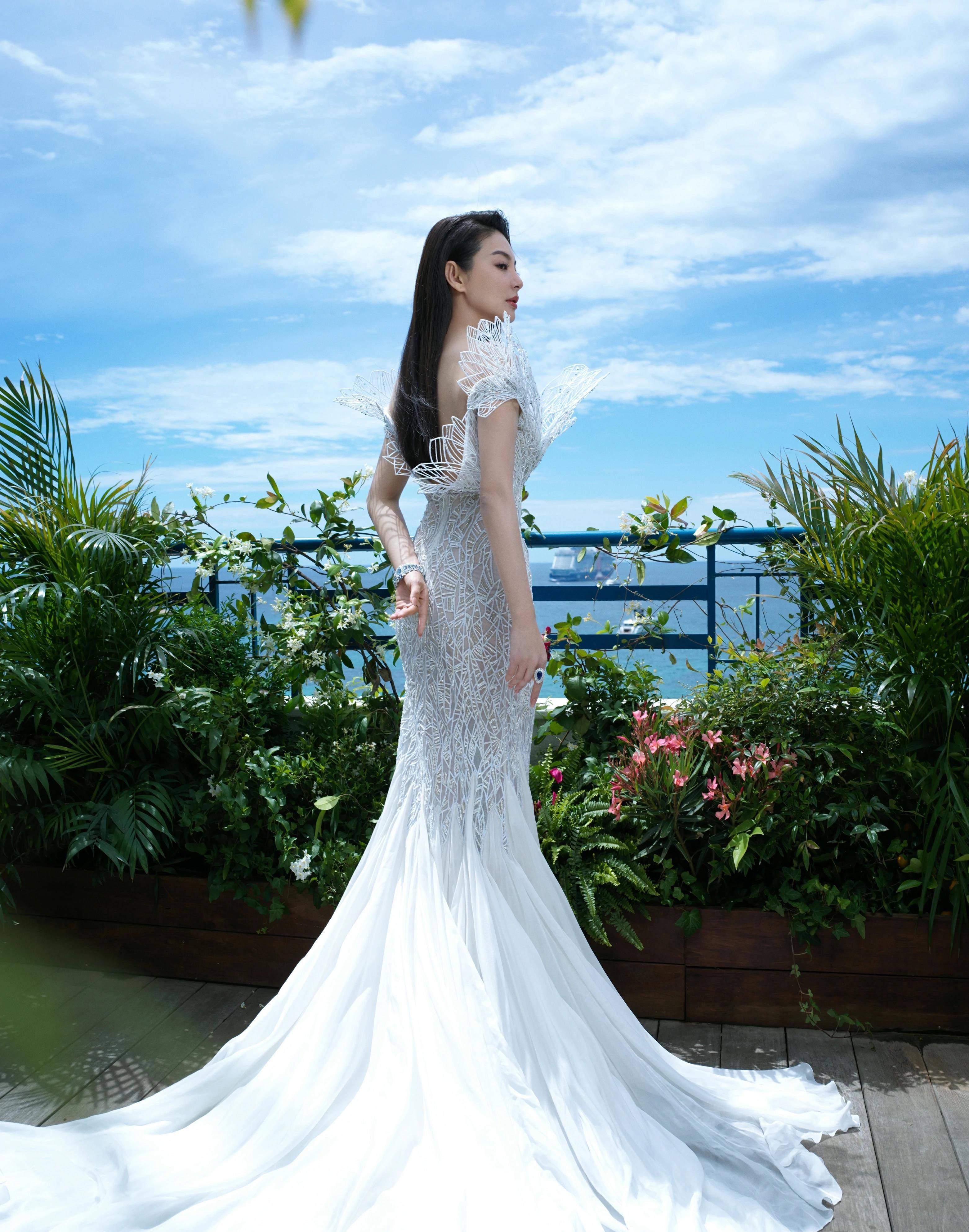 绝美身材大揭秘 张雨绮深v露背大时尚线雕裙令人疯狂 时尚妩媚迷人_的
