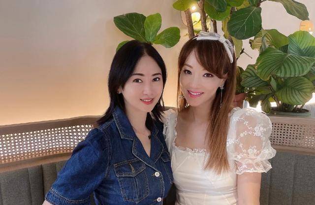 翁虹与亚姐缪非临叙旧,13岁女儿形影不离,长相亭亭玉立似母亲_刘伦浩