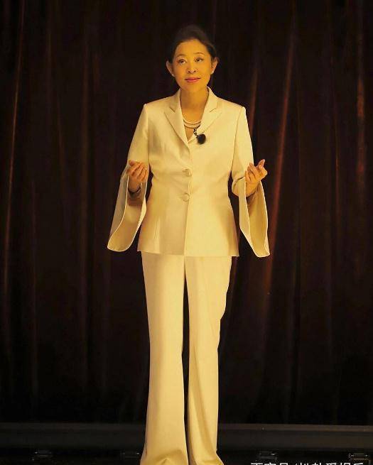 在台上拿着话筒干练有气场,风韵不减当年啊,而且60岁的倪萍近照看起来