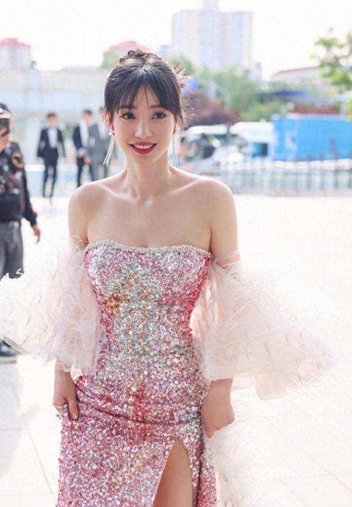 柳岩现代前卫的低身材羽尾亮片裙展现出时尚迷人的风格_羽毛_整体