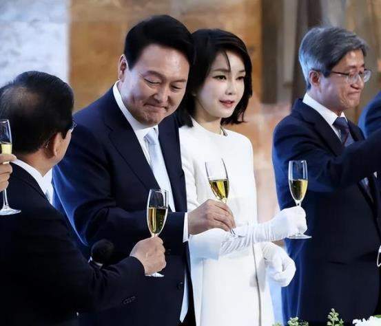 众所周知,朴槿惠是因为闺蜜崔顺实的"亲信干政"而下台,遭弹劾,被判刑