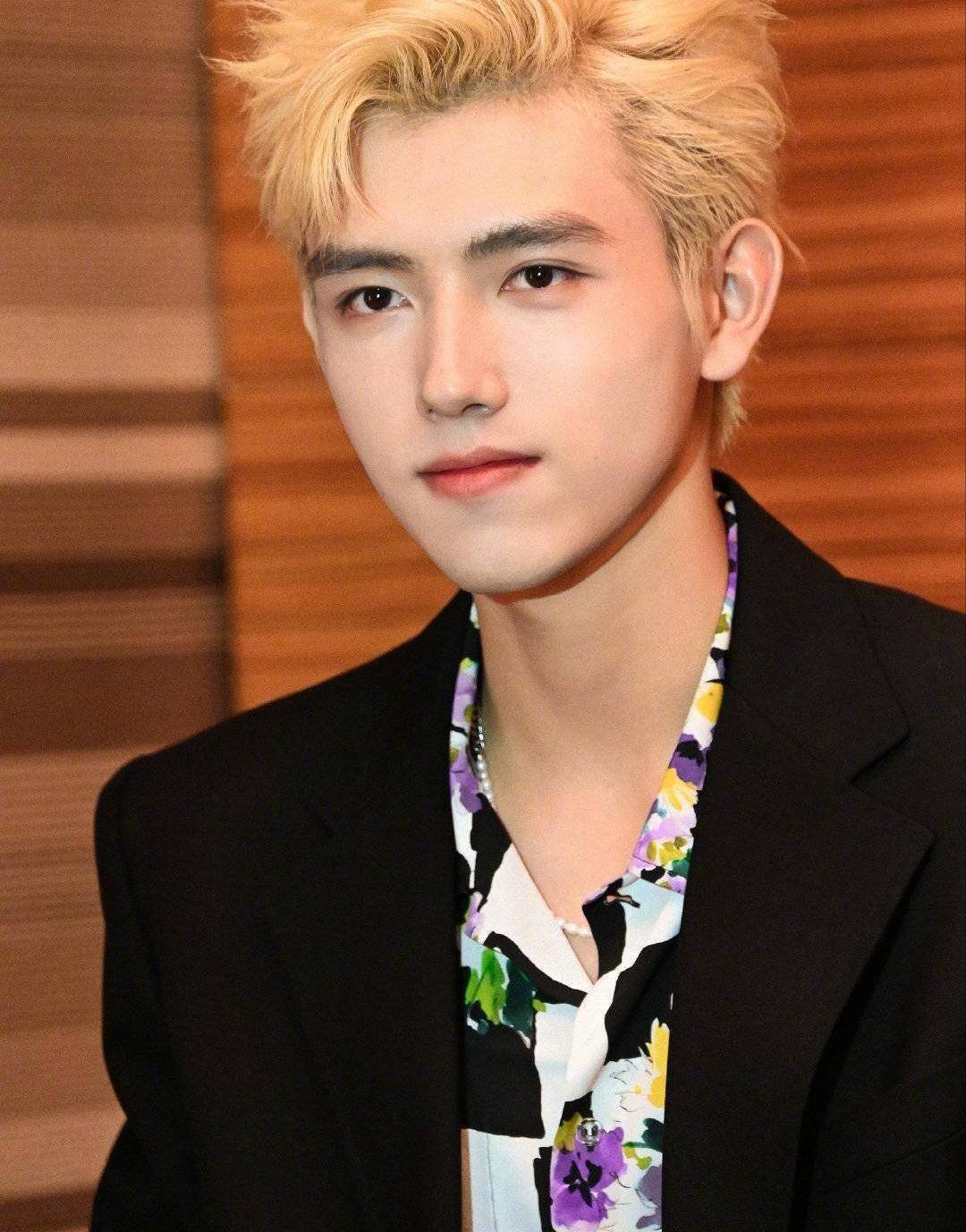 星二代陈飞宇晒健身照,八块腹肌好明显,迷人魅力藏不住_陈红_线条