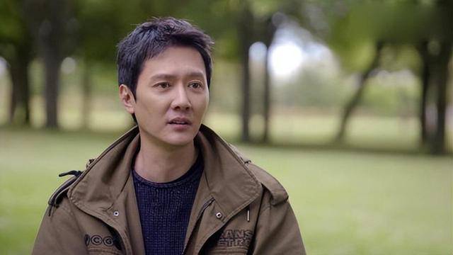 一个是天天绯闻不断,被传出轨女网红的花花公子冯绍峰.