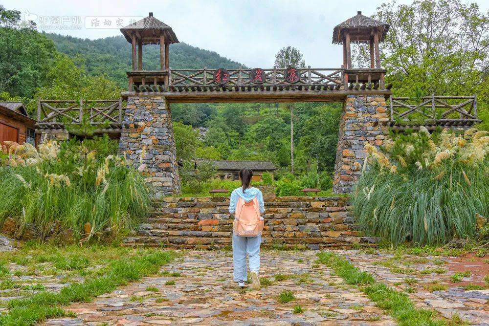 《关中匪事》故事原型地红岩寨风景秀丽四周森林茂密,怪石林立陕南