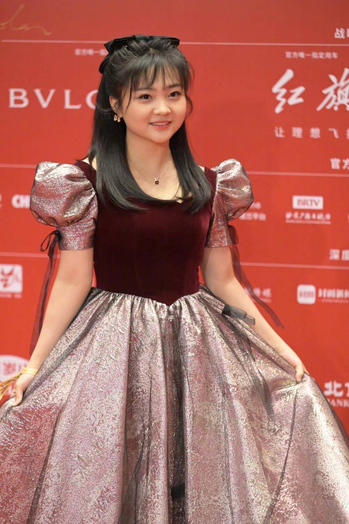 林妙可真是没长大,罕见走红毯还穿公主裙,歪头卖萌不像个成年人_女性