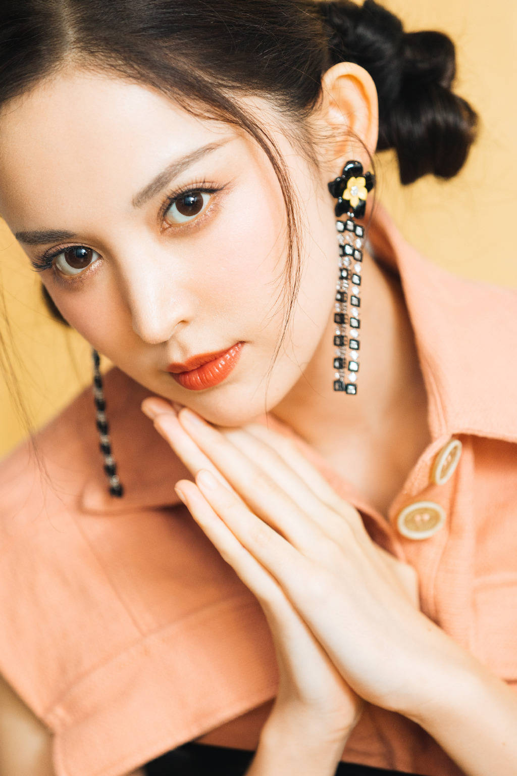 娜扎晒新剧婚纱靓图!她雪肤玉貌魔鬼身材美得让人窒息_长裙_穿着_明亮