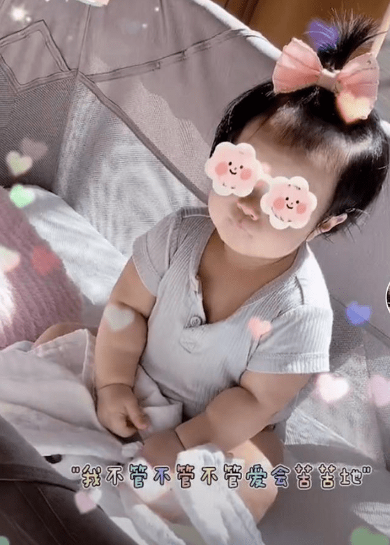 刘璇晒全家福庆祝女儿满周岁,1岁妹妹正脸曝光,与爸爸一模一样_体操