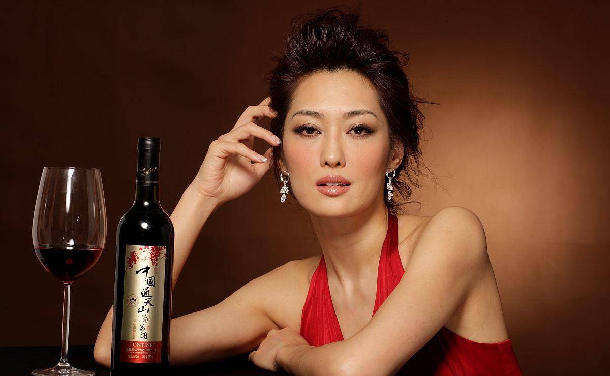 曾是"最美吴莫愁",被外国男友骗走数亿身价,如今却活成了这样?