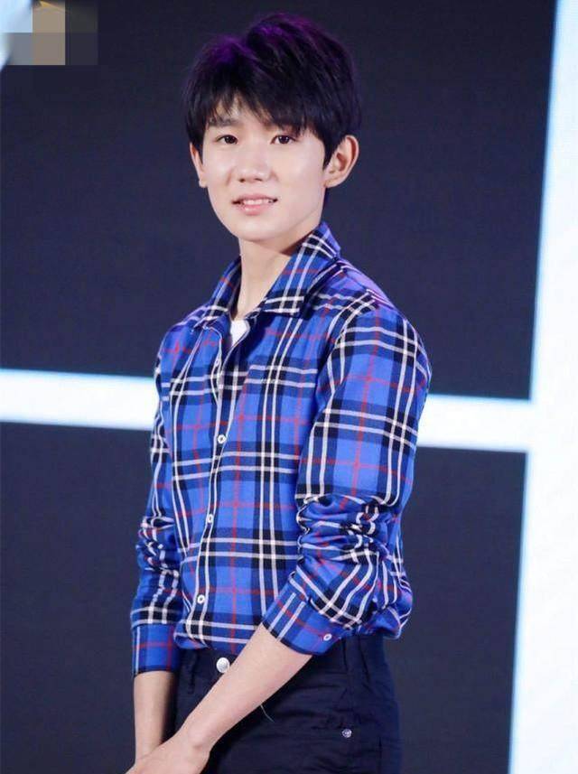 鹿晗的粉色t恤,王源的蓝色格子衬衫,你中意哪一款_穿着_造型_感觉