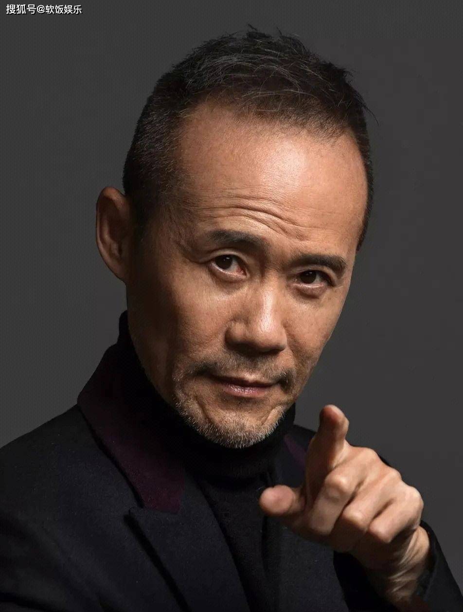 72岁王石与年轻美女合影!