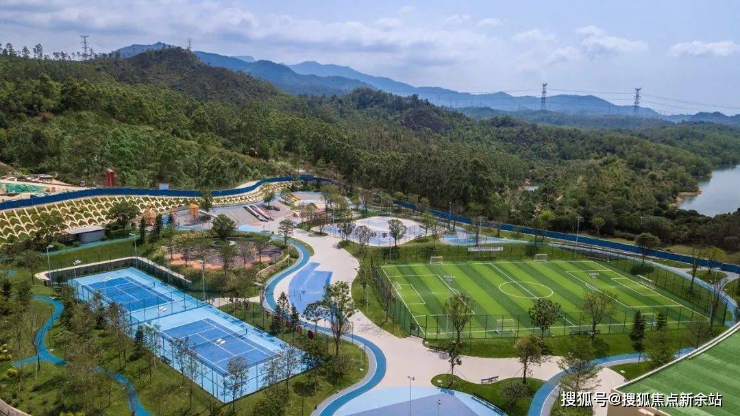 "项目背靠着约7100亩的亚公顶森林公园,500万平风田水库,小区内部还有