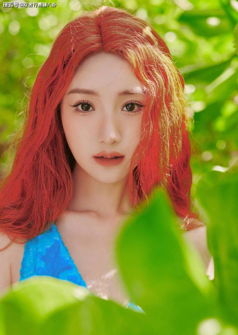 毛晓彤海边随拍,露美背秀香肩性感迷人,红发蓝裙宛若人鱼公主_造型