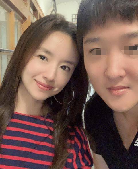 帅儿子出席婚礼,高颜值母子似姐弟,网友表示羡慕_潘粤明_王大治_活动