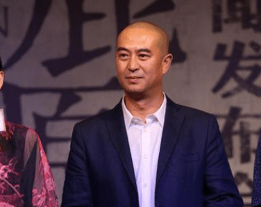 51岁张嘉译好像病情加重,头发花白背影佝偻像老头,穿拖鞋接地气_张