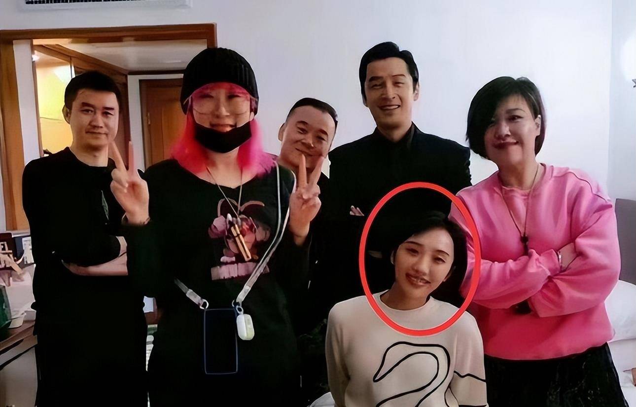 胡歌深夜晒事故伤疤照,肿眼称"对不起",疑为分手做铺垫_张冕_什么