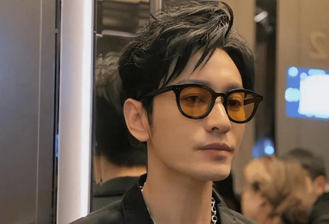 黄晓明在接受记者采访时表示,体重虽然掉下来了,但自己的身体也出现了