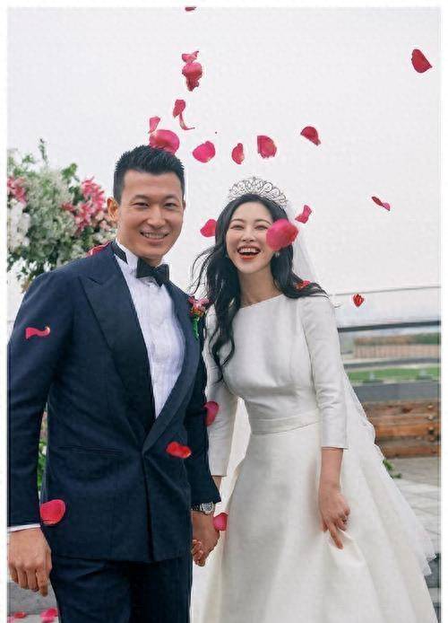 她的第一任绯闻男友是著名的音乐才子李泉,2007年,朱珠被媒体拍到和