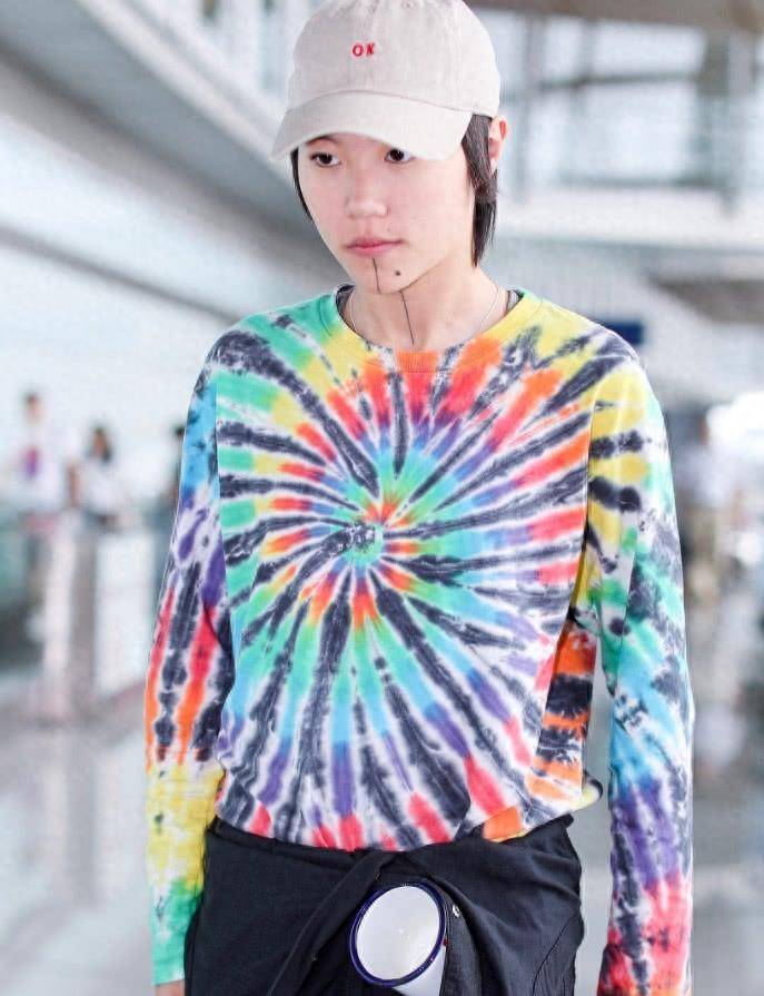 窦靖童的彩虹上衣太晃眼了,这个茶缸子就这么割舍不掉吗?