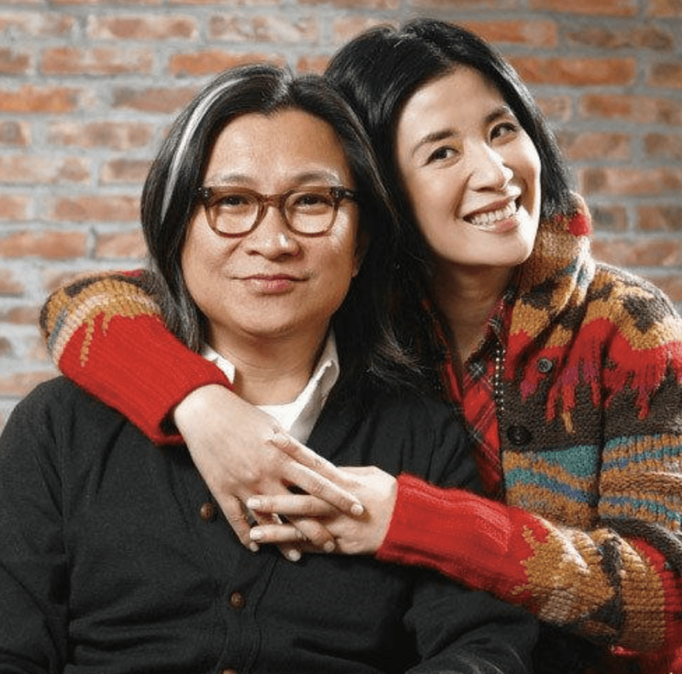 吴君如与家人庆祝56岁生日,女儿弹吉他唱歌,老公陈可辛倾情献吻