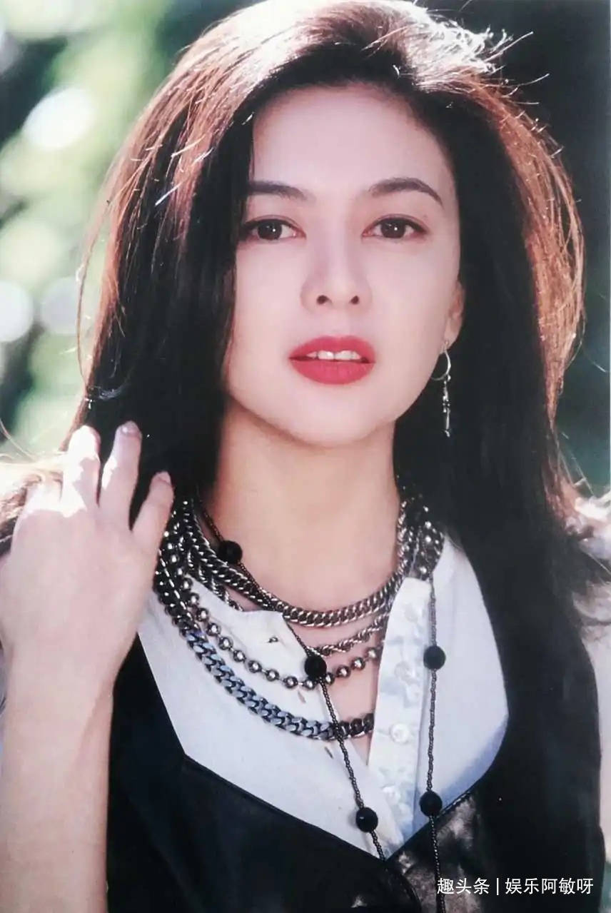 录像中,关之琳身着翠绿长袖长裙,留着齐肩长发,优雅大气,右耳的小耳饰