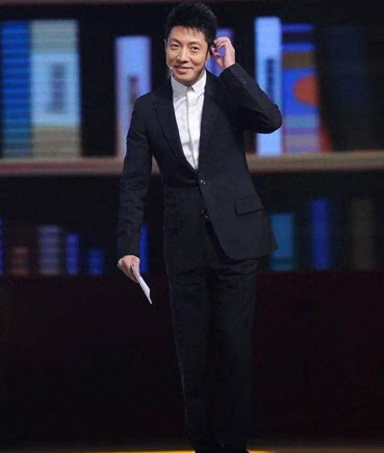 撒贝宁的妹妹,42岁穿修身裙大秀丰腴身材,美艳不输嫂子李白_时尚_红色