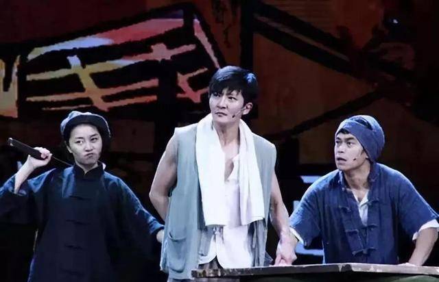 雷佳音爆料郭京飞名字来源,飞行员没当成,辍学跳舞差点成混混_话剧