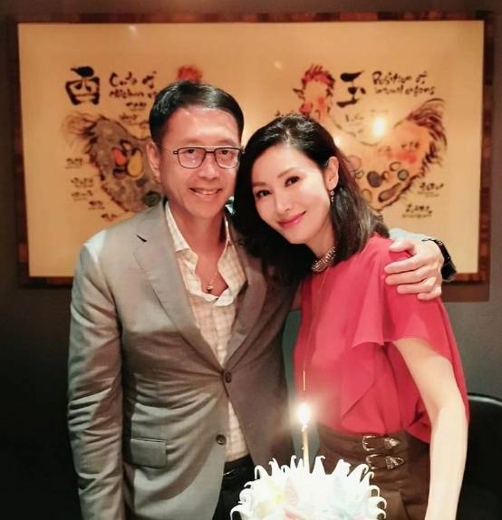 何超琼现身农村拍片,身穿吊带秀傲人身材,许晋亨被嘲不识货_李嘉欣