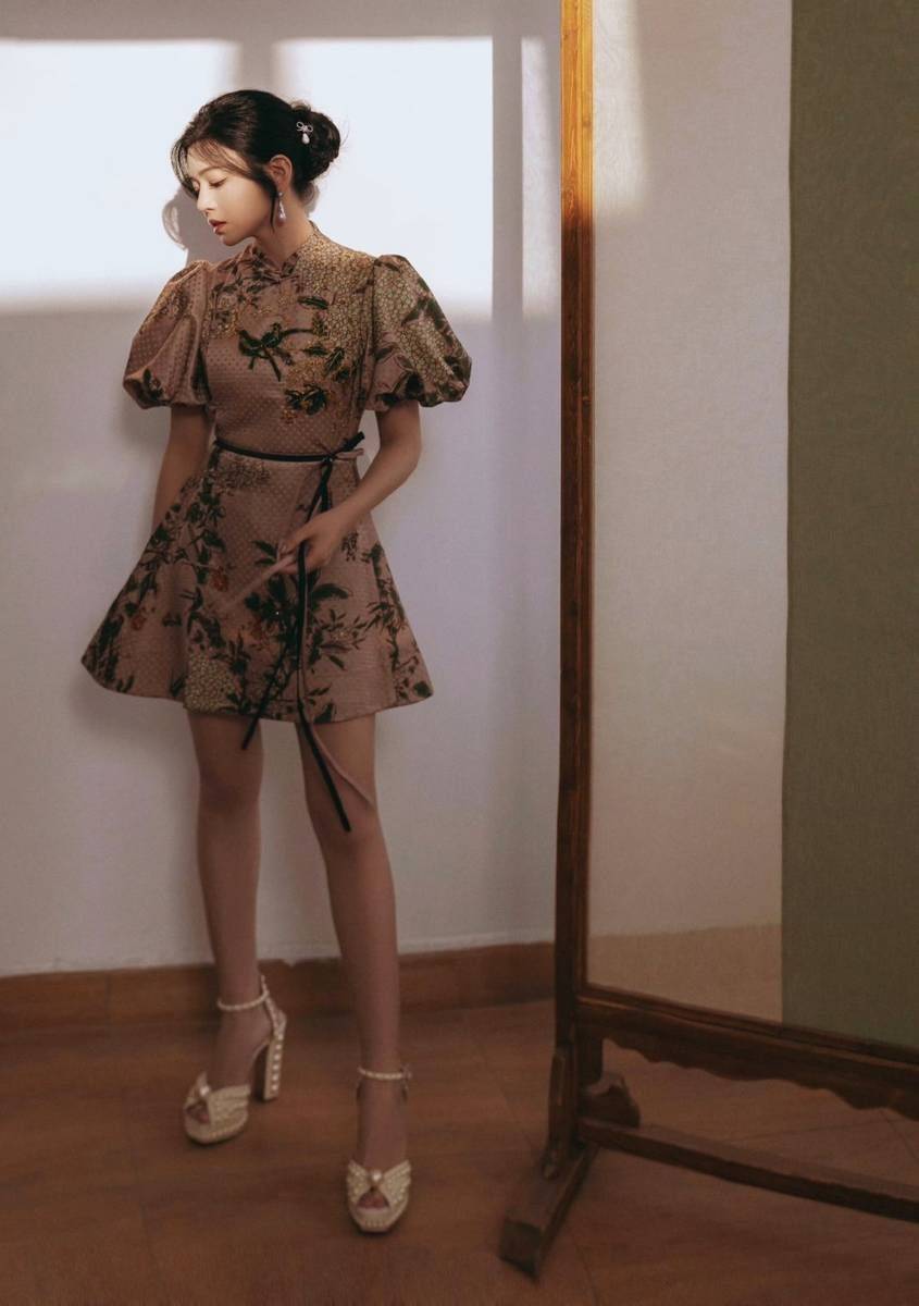 陈妍希晒温婉国风造型写真 穿改良旗袍大秀美腿_气质_魅力_传统