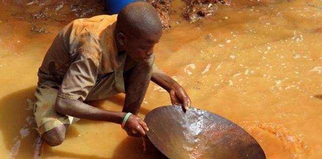 广西"上林帮"非洲淘金记:为钱殊死搏斗,常备200克金子保命_加纳_开采