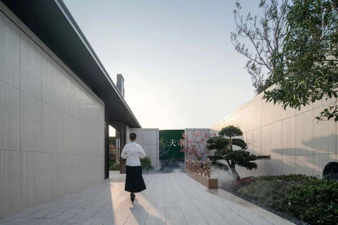 飘檐,景墙,孤树,立柱组合成一副中式画卷,构图均衡,有序,颇具东方神韵