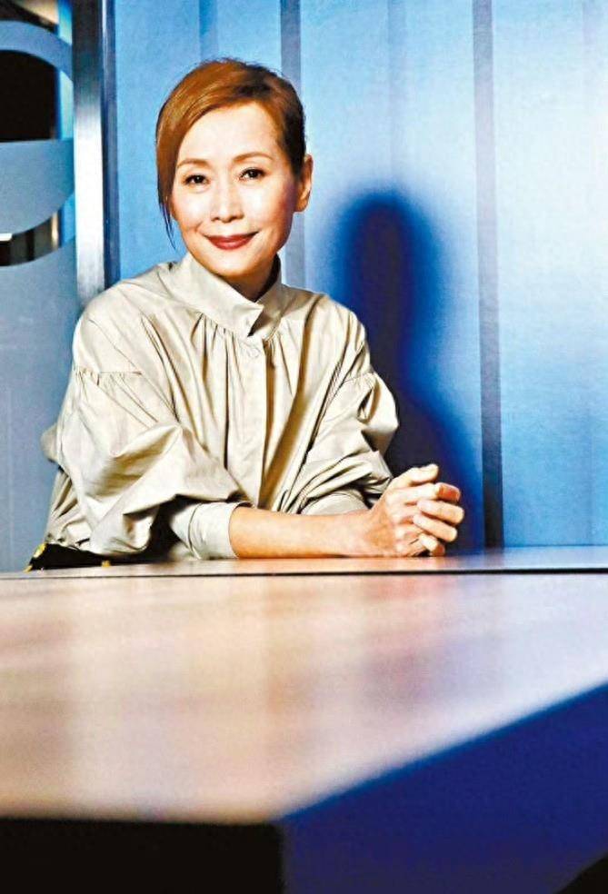 这才是真正的自然衰老:60岁叶童白发淡妆,不怕被嘲笑显老_发型_丝巾