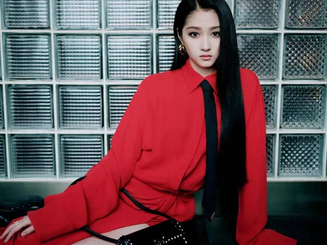 关晓彤高时尚红裙秀美腿,黑长直发加烟熏妆冷艳时尚酷飒登场!