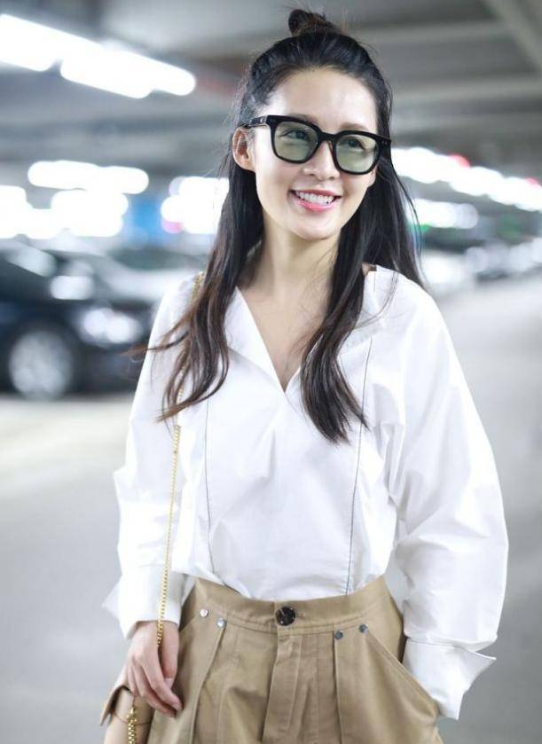 29岁李沁短发齐肩"黄色开衫毛衣 牛仔裤"美得像少女!_条纹_衬衫_气质