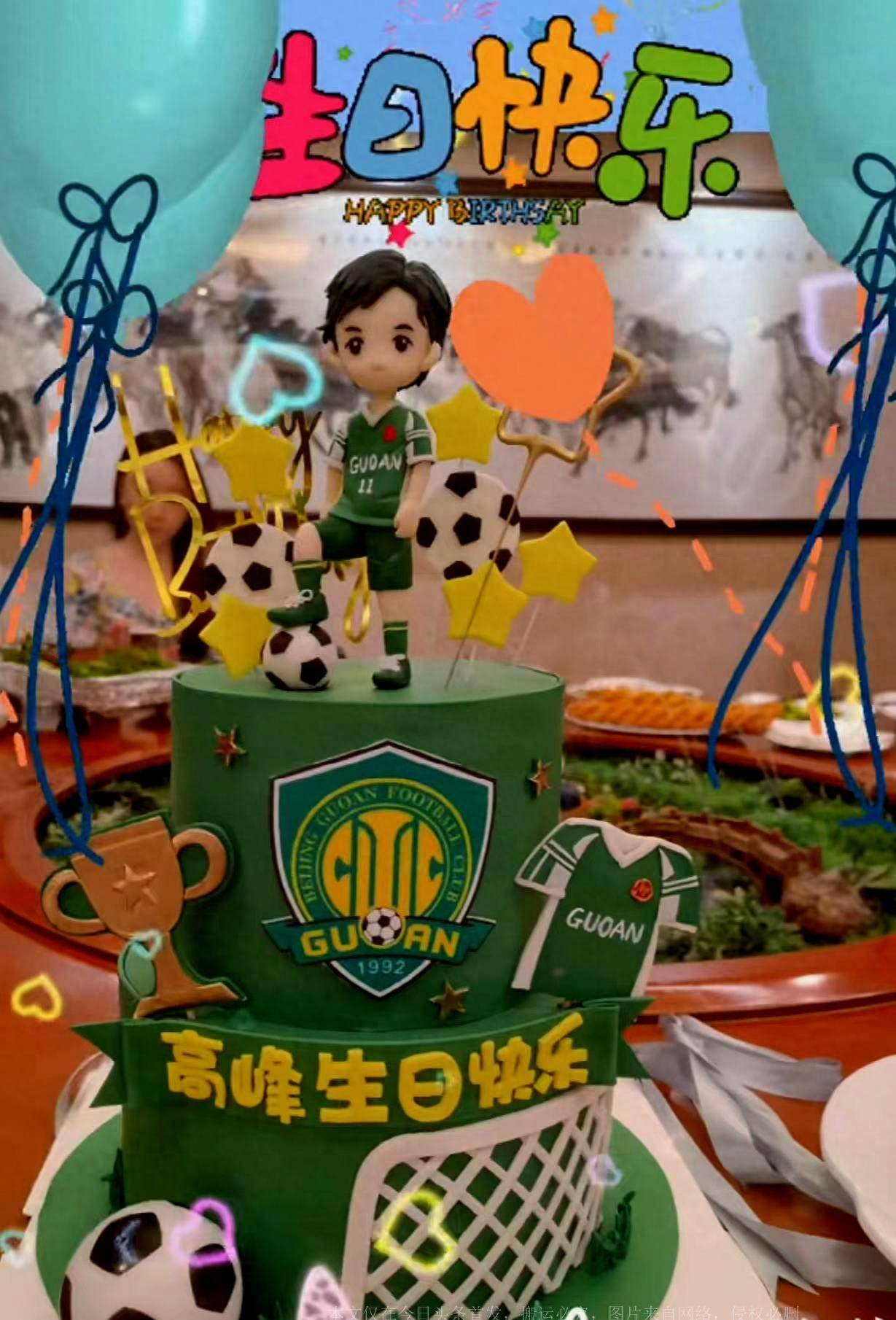 52岁高峰庆生晒全家福,紧紧拥抱老婆秀恩爱,抱着那英儿子这样的小男孩