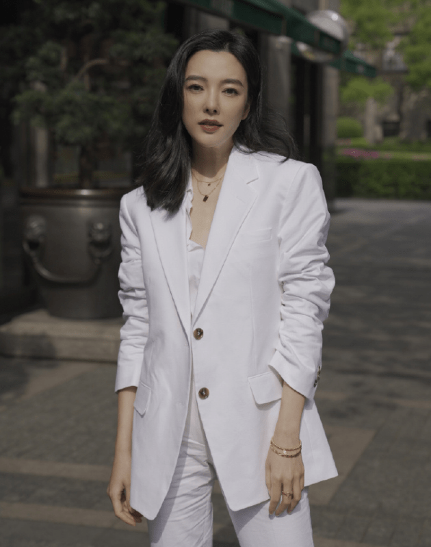 上海"最美主持人"刘彦池穿白西装显高挑身材 冷艳时尚超模气质_女子